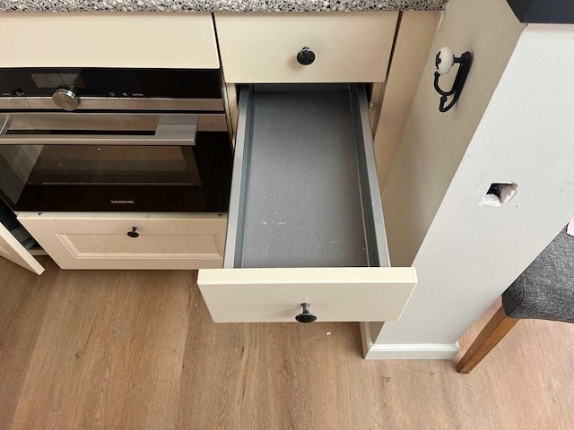 Keuken met apparatuur - afbeelding 13 van  33