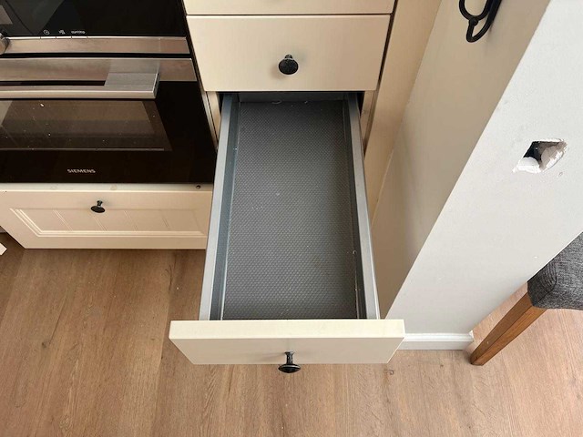 Keuken met apparatuur - afbeelding 17 van  33