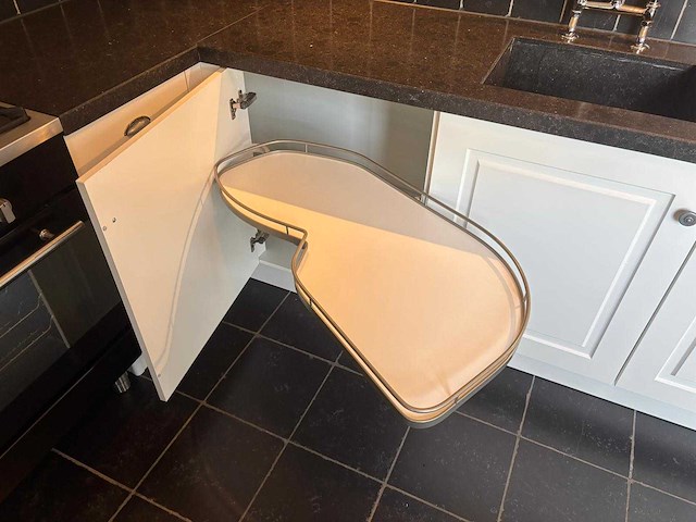 Keuken met apparatuur - afbeelding 15 van  17