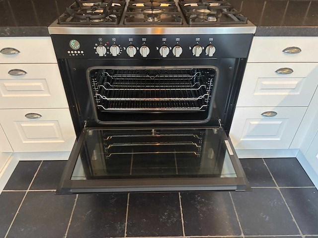 Keuken met apparatuur - afbeelding 10 van  17