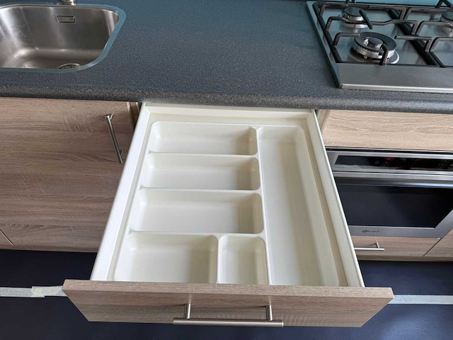 Keuken met apparatuur - afbeelding 4 van  19