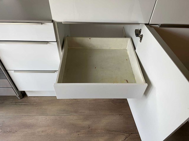 Keuken met apparatuur - afbeelding 14 van  29