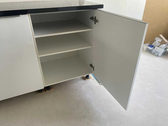 Keuken met apparatuur - afbeelding 4 van  18