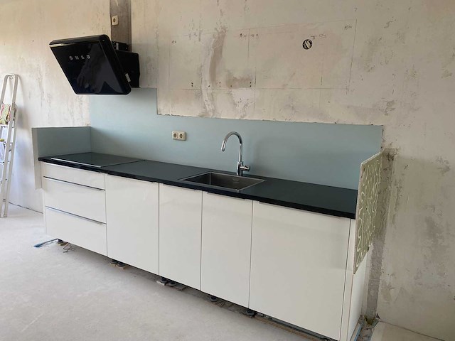 Keuken met apparatuur - afbeelding 13 van  18