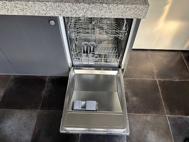 Keuken met apparatuur - afbeelding 10 van  19