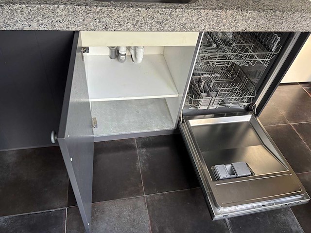 Keuken met apparatuur - afbeelding 12 van  19