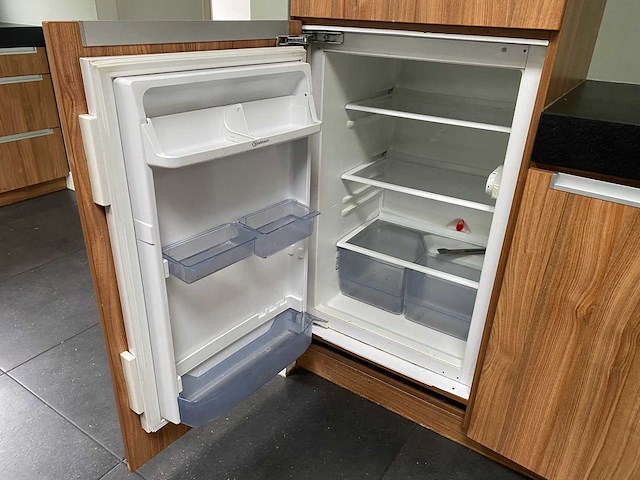 Keuken met apparatuur - afbeelding 4 van  32