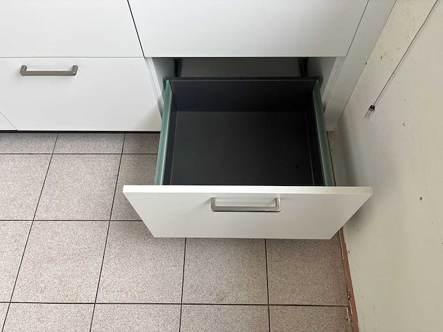 Keuken met apparatuur - afbeelding 13 van  18
