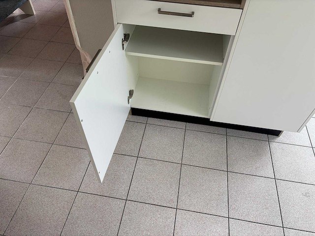 Keuken met apparatuur - afbeelding 8 van  18