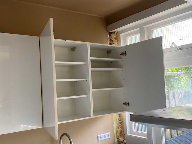 Keuken met apparatuur - afbeelding 14 van  26