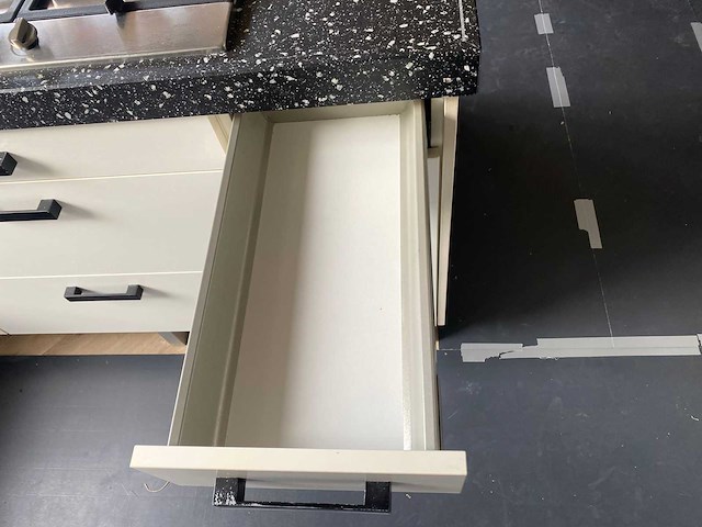 Keuken met apparatuur - afbeelding 23 van  26