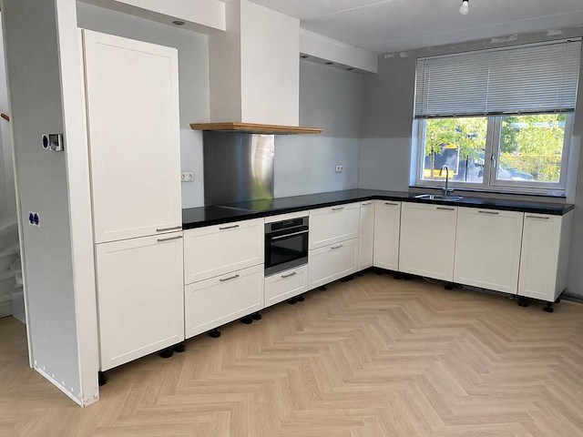Keuken met apparatuur - afbeelding 1 van  23