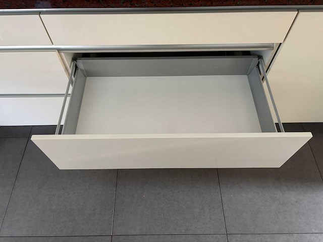 Keuken met apparatuur - afbeelding 10 van  17