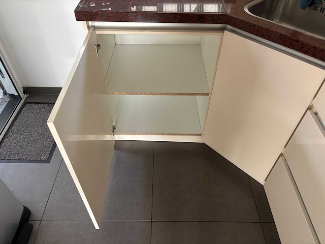 Keuken met apparatuur - afbeelding 14 van  17