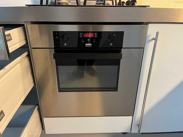 Keuken met apparatuur - afbeelding 10 van  13