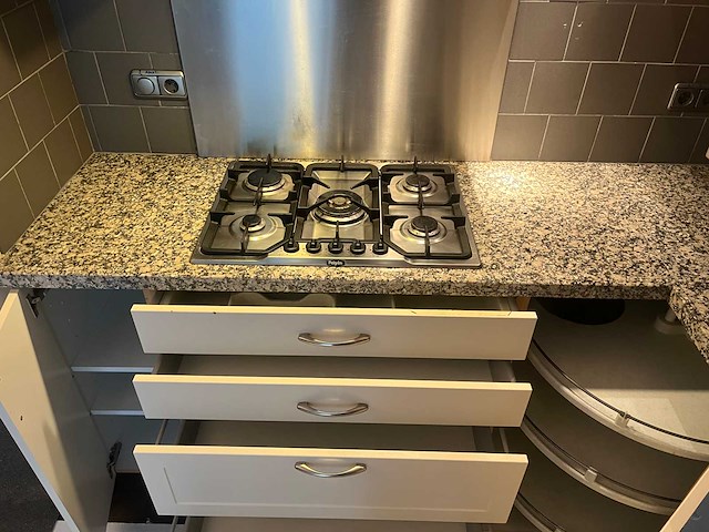 Keuken met apparatuur - afbeelding 5 van  18