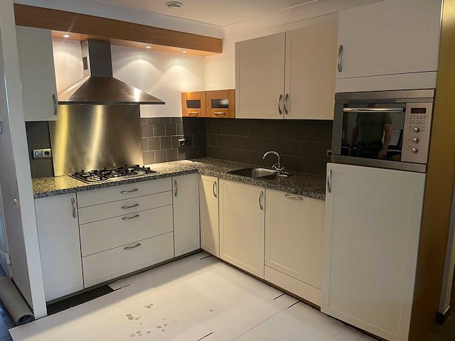 Keuken met apparatuur - afbeelding 1 van  18