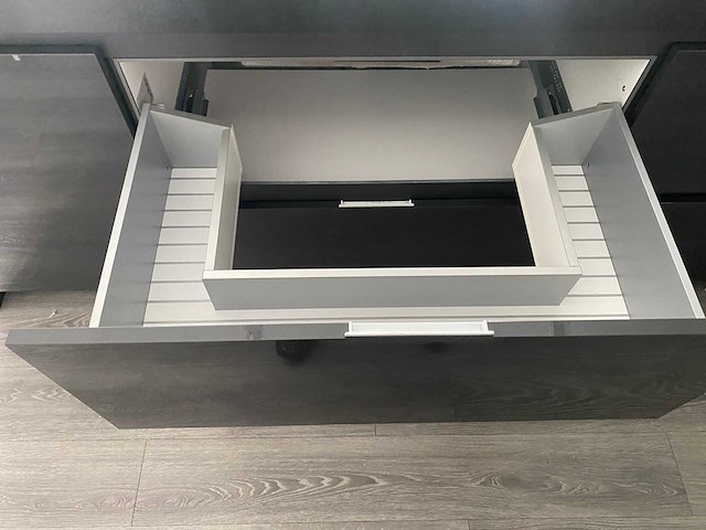 Keuken met apparatuur - afbeelding 21 van  24
