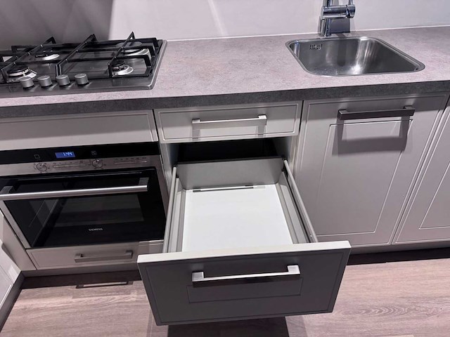 Keuken met apparatuur - afbeelding 3 van  18