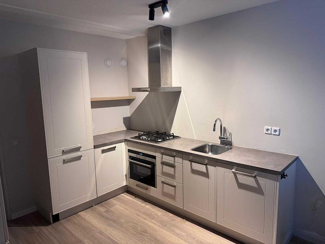 Keuken met apparatuur - afbeelding 1 van  18