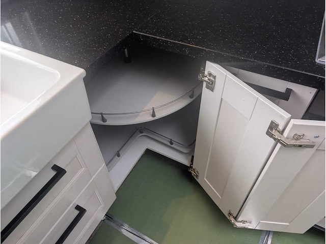 Keuken met apparatuur - afbeelding 4 van  27