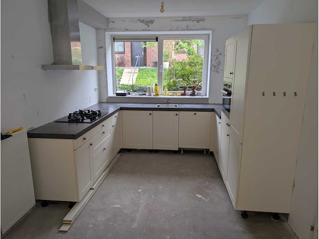 Keuken met apparatuur - afbeelding 1 van  34