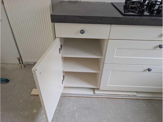 Keuken met apparatuur - afbeelding 30 van  34
