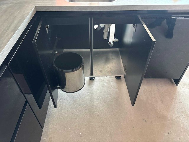 Keuken met apparatuur - afbeelding 14 van  27