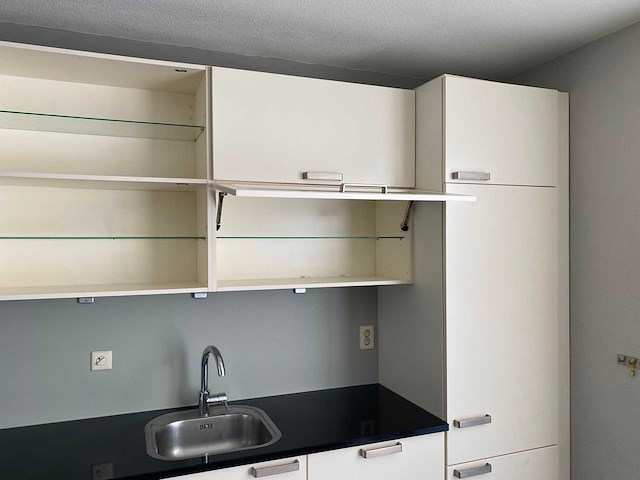 Keuken met apparatuur - afbeelding 2 van  26