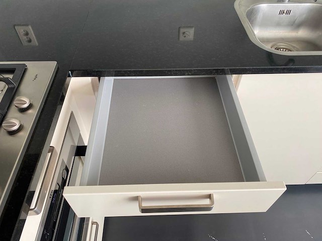 Keuken met apparatuur - afbeelding 7 van  26