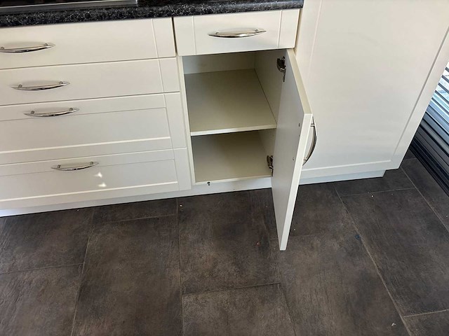 Keuken met apparatuur - afbeelding 7 van  28