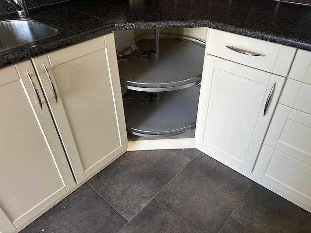 Keuken met apparatuur - afbeelding 9 van  28