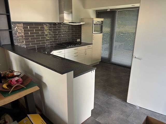Keuken met apparatuur - afbeelding 1 van  28