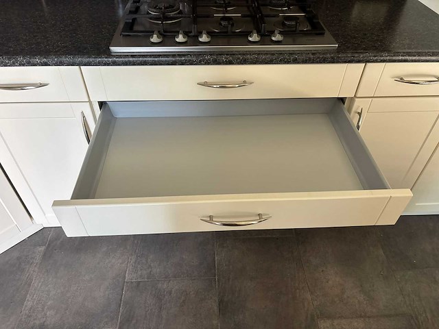 Keuken met apparatuur - afbeelding 14 van  28