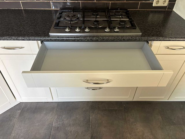 Keuken met apparatuur - afbeelding 15 van  28