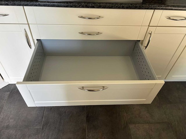Keuken met apparatuur - afbeelding 16 van  28