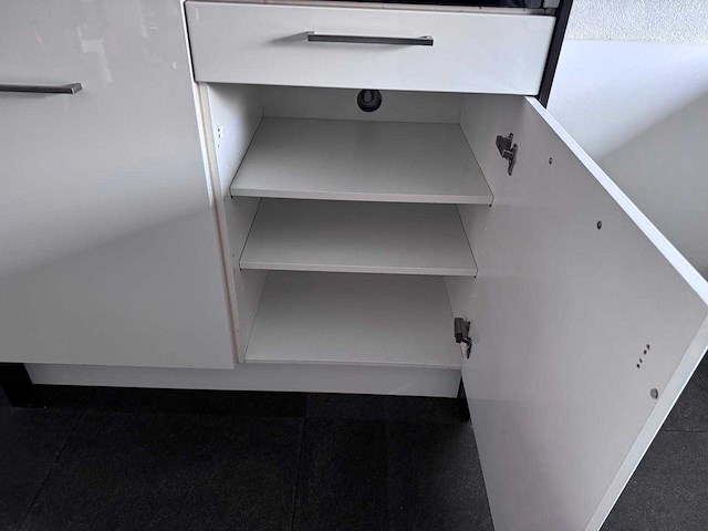 Keuken met apparatuur - afbeelding 8 van  16