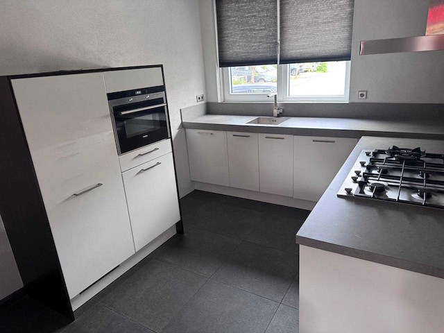 Keuken met apparatuur - afbeelding 1 van  16