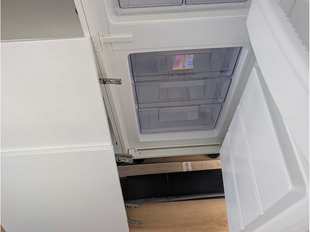 Keuken met apparatuur - afbeelding 16 van  22