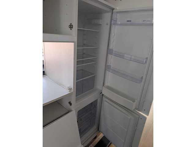 Keuken met apparatuur - afbeelding 17 van  22