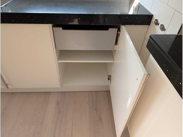 Keuken met apparatuur - afbeelding 22 van  23