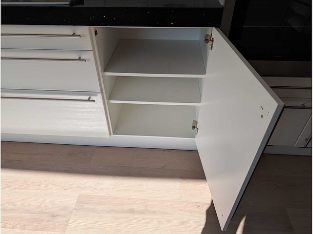 Keuken met apparatuur - afbeelding 23 van  23