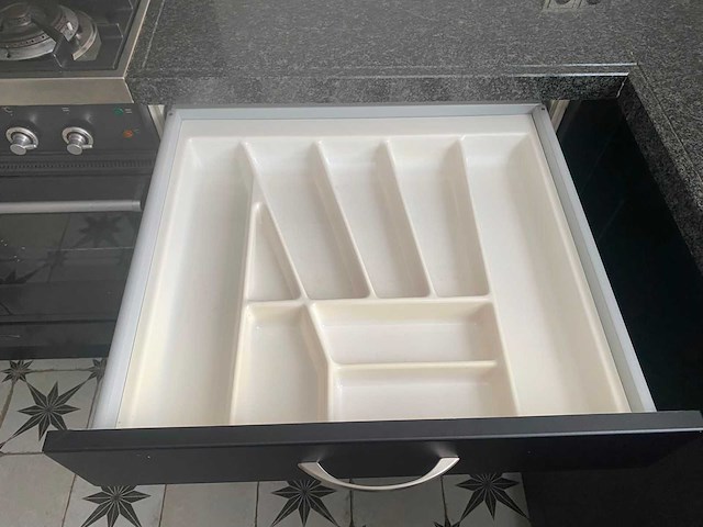 Keuken met apparatuur - afbeelding 4 van  26