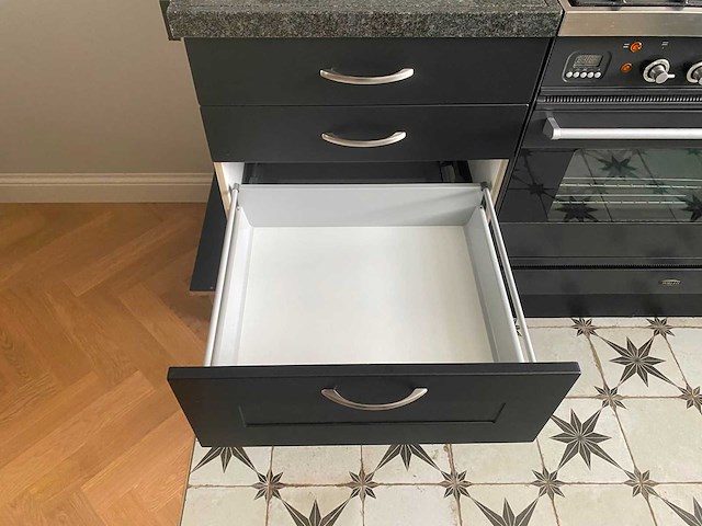 Keuken met apparatuur - afbeelding 23 van  26