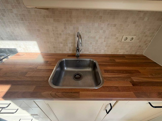 Keuken met apparatuur - afbeelding 4 van  6