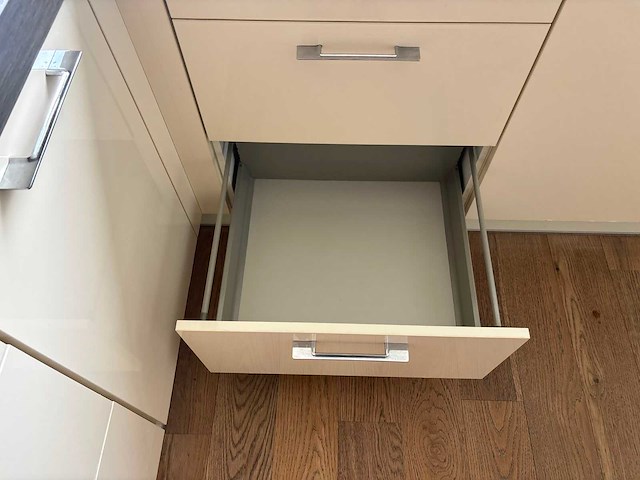 Keuken met apparatuur - afbeelding 14 van  23