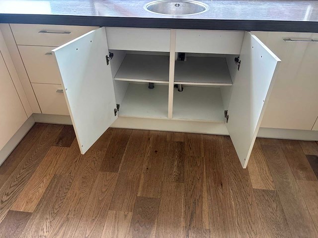 Keuken met apparatuur - afbeelding 16 van  23