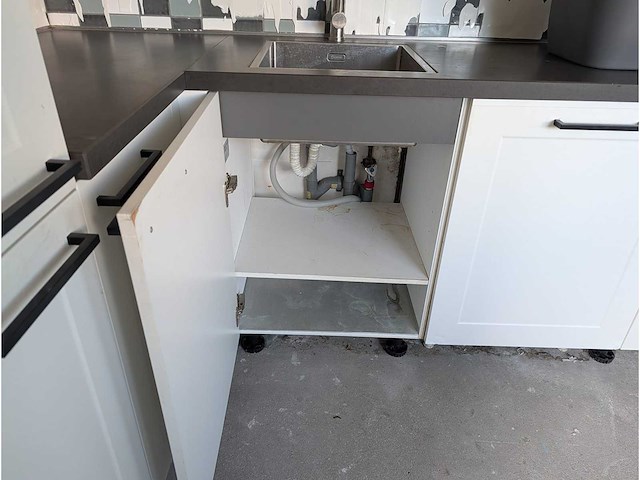 Keuken met apparatuur - afbeelding 2 van  6