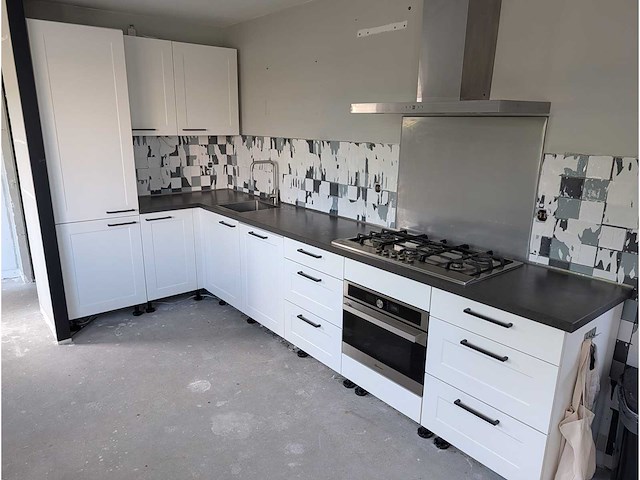 Keuken met apparatuur - afbeelding 1 van  6