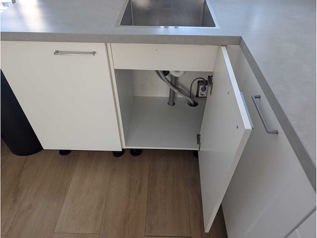 Keuken met apparatuur - afbeelding 17 van  21